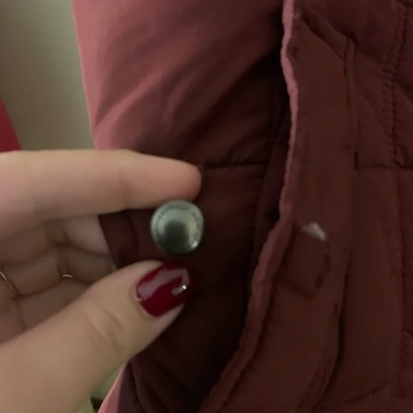 Weatherproof burgundy puffer vest ⭐️ - Picture 5 of 10